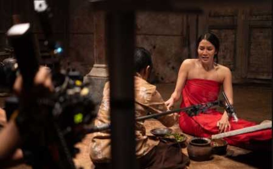 Aulia Sarah Sebagai Bidan Rahayu Di Film Sengkolo Petaka Satu Suro